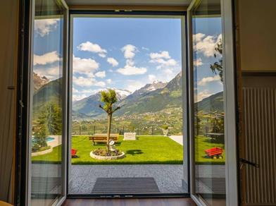 Vista sul giardino e le montagne