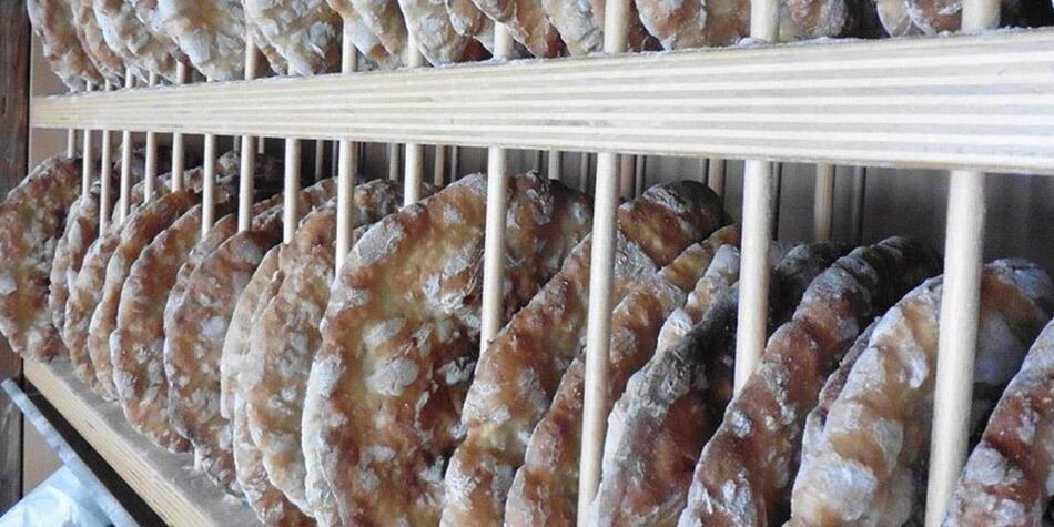 Uno scaffale pieno di pane di segale