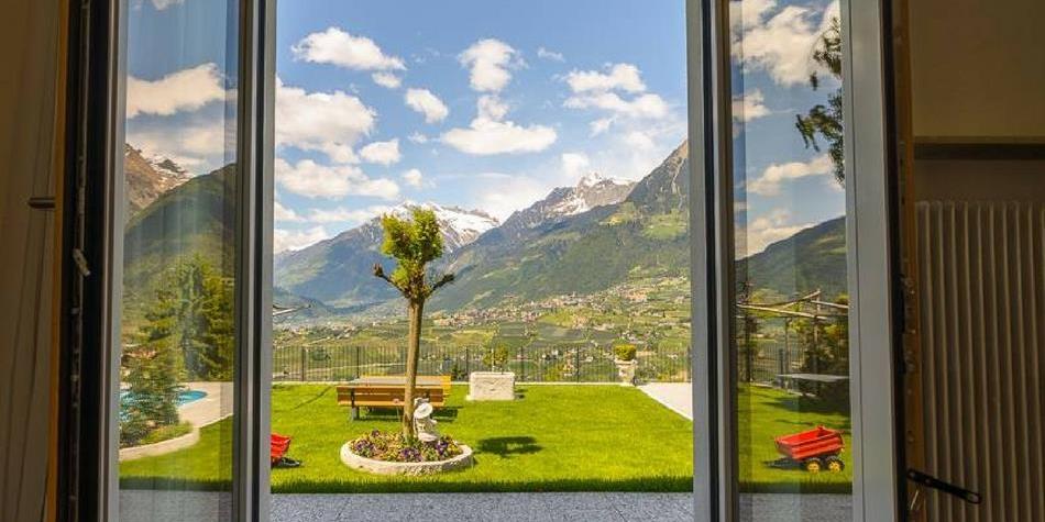 Vista sul giardino e le montagne
